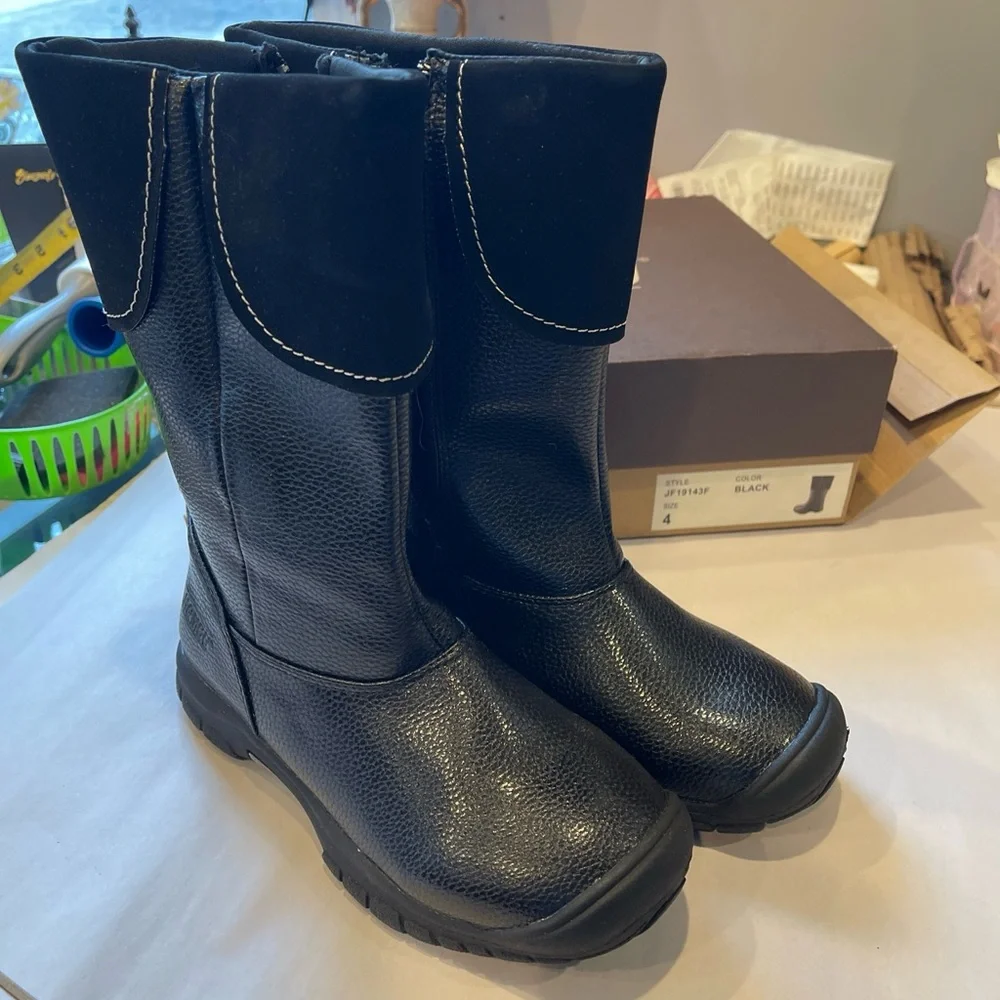 khombu boots child’s/ girl Size 4 Black , Winter Boots , Zipped Up Boots